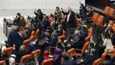 Anggota parlemen Turki dari Partai Keadilan dan Pembangunan (AKP) yang berkuasa memberikan suara mendukung upaya Finlandia untuk bergabung dengan NATO, Kamis malam, 30 Maret 2023, di parlemen di Ankara, Turki. (AP Photo/Burhan Ozbilici)