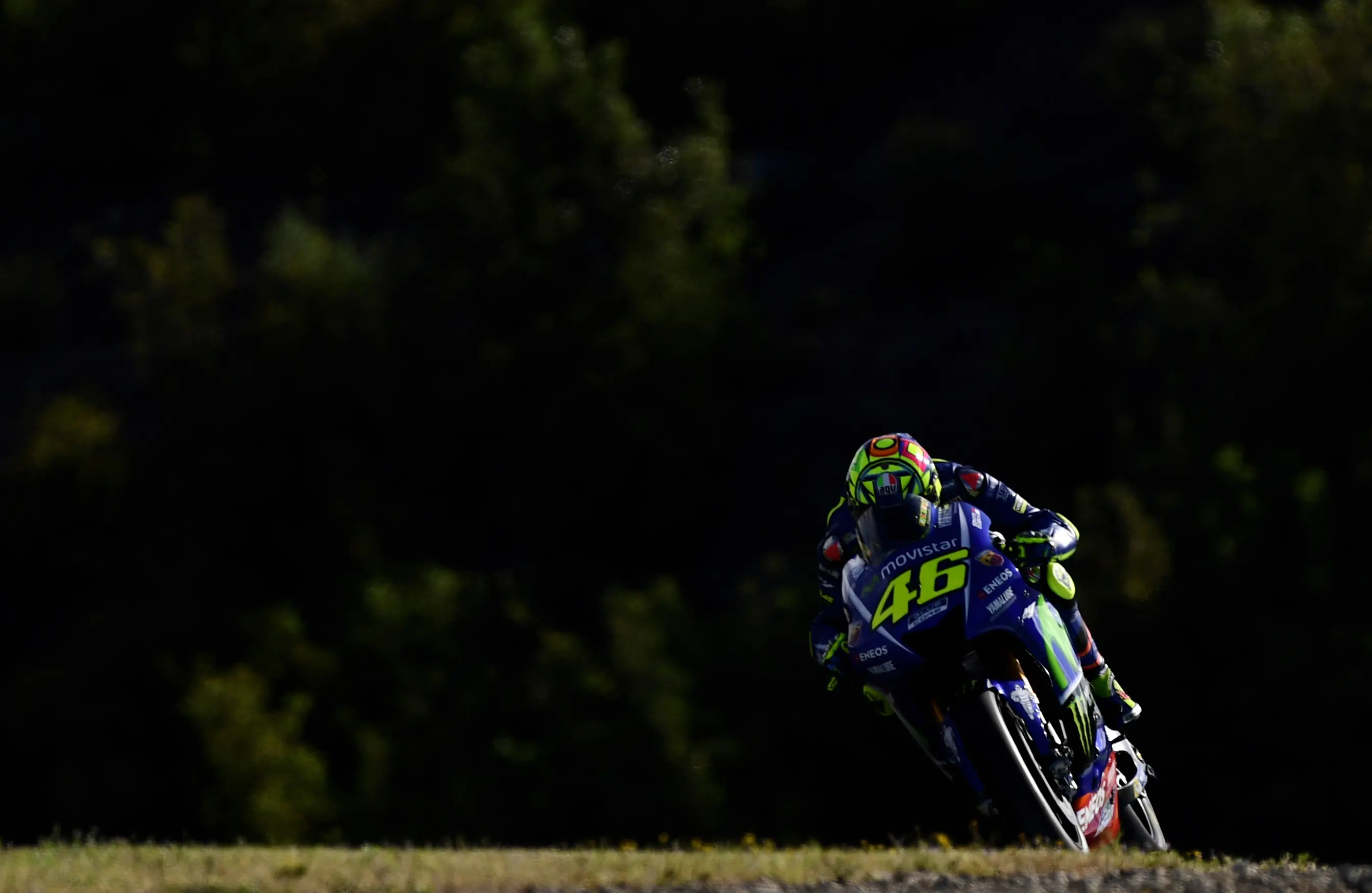 Aksi pembalap Movistar Yamaha, Valentino Rossi pada kualifikasi MotoGP Spanyol 2017 di Sirkuit Jerez. (PIERRE-PHILIPPE MARCOU / AFP)