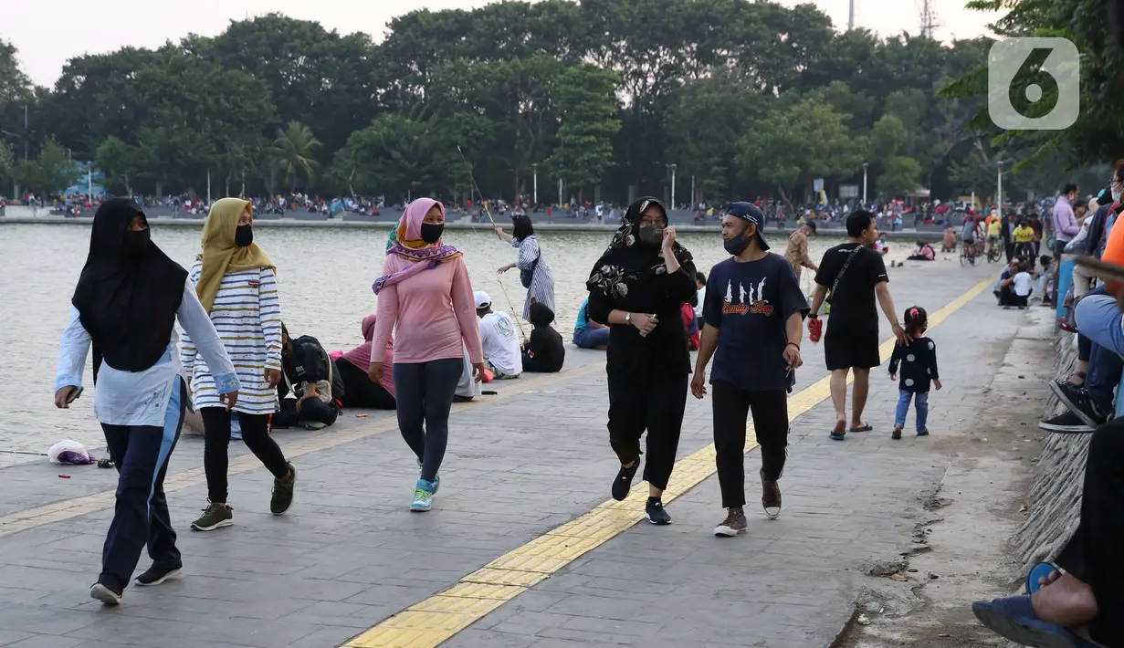 Warga berolahraga jalan sehat di area pedestrian Danau Sunter, Jakarta, Sabtu (27/6/2020). Beragam aktivitas dilakukan warga sambil menikmati waktu sore di area Danau Sunter, Jakarta. (Liputan6.com/Helmi Fithriansyah)