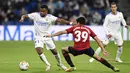 Pemain Real Madrid Rodrygo (kiri) mengambil bola melewati pemain Osasuna Manu Sanchez pada pertandingan La Liga Spanyol di Stadion Santiago Bernabeu, Madrid, Spanyol, 27 Oktober 2021. Pertandingan berakhir 0-0. (AP Photo/Jose Breton)