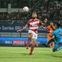 Pemain Madura United, Dalberto, berusaha&nbsp;mencetak gol ke gawang Borneo FC pada leg 1 semifinal Championship Series BRI Liga 1 2023/2024 di Gelora Bangkalan, Madura, Rabu (15/5/2024). (Bola.com/Wahyu Pratama)