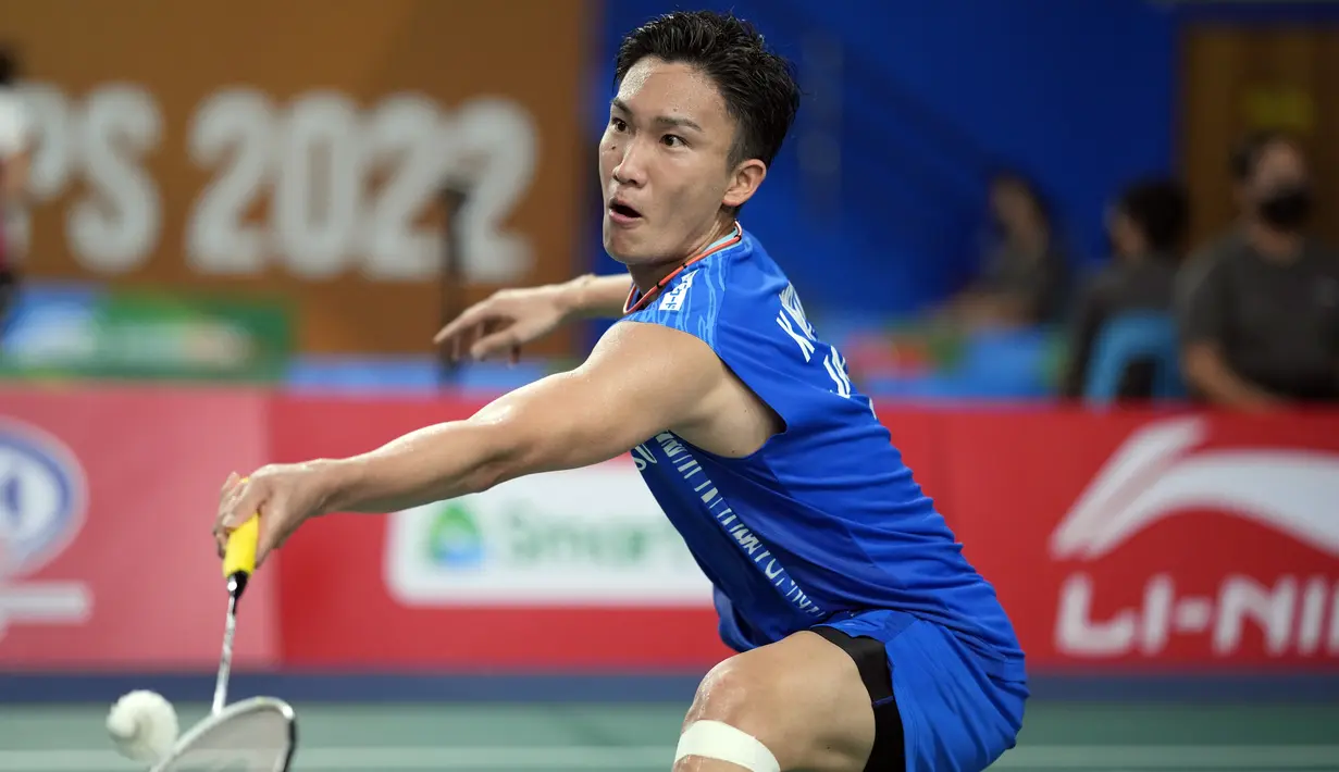 <p>Pemain badminton Jepang Kento Momota saat bertanding melawan pemain badminton Indonesia Chico Aura Dwi Wardoyo pada pertandingan kualifikasi tunggal putra Badminton Asia Championships 2022 di Muntinlupa, Filipina, Rabu (27/4/2022). (AP Photo/Aaron Favila)</p>