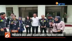 Jokowi bagikan jaket Asian Games 2018 pada jurnalis istana. Jaket yang diberikan Jokowi atas pesanan pribadi agar para jurnalis turut mempromosikan agenda nasional Asian Games yang sebulan lagi bergulir.