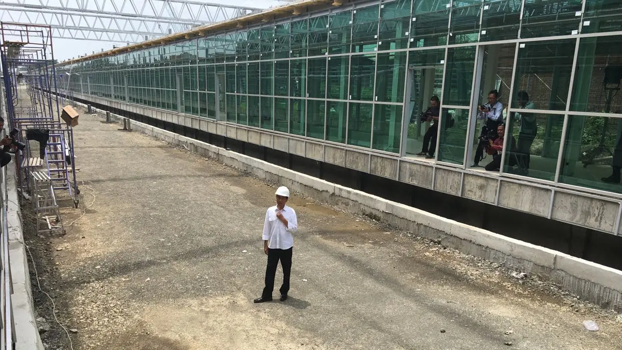 Jokowi menyambangi Bandara Soekarno-Hatta untuk melihat langsung perkembangan pembangunan kereta bandara.