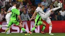 Penyerang Real Madrid, Karim Benzema, berusaha mengontrol bola saat laga melawan Sporting Lisbon. El Real lebih menguasai jalannya laga dengan catatan penguasaan bola mencapai 56 persen. (AFP/Gerard Julien)