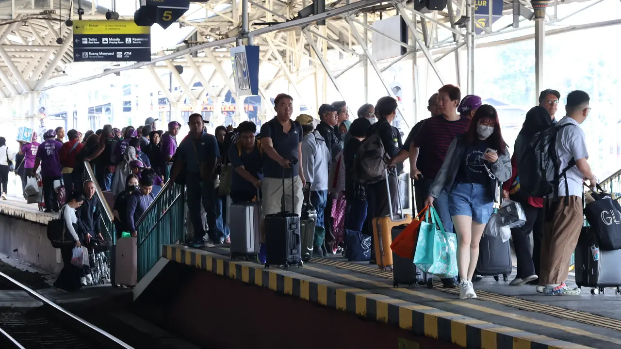 Penumpang Padati Stasiun Yogyakarta Jelang Libur Iduladha