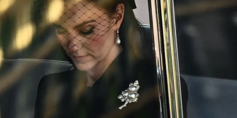 Penampilan Meghan Markle - Kate Middleton saat Hadiri Prosesi Persemayaman Ratu Elizabeth II