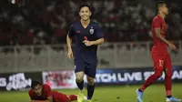 Gelandang Thailand, Supachok Sarachat, merayakan gol ke gawang Timnas Indonesia pada laga Kualifikasi Piala Dunia 2022 di SUGBK, Jakarta, Selasa (10/9). Indonesia kalah 0-3 dari Thailand. (AFP/Vitalis Yogi Trisna)