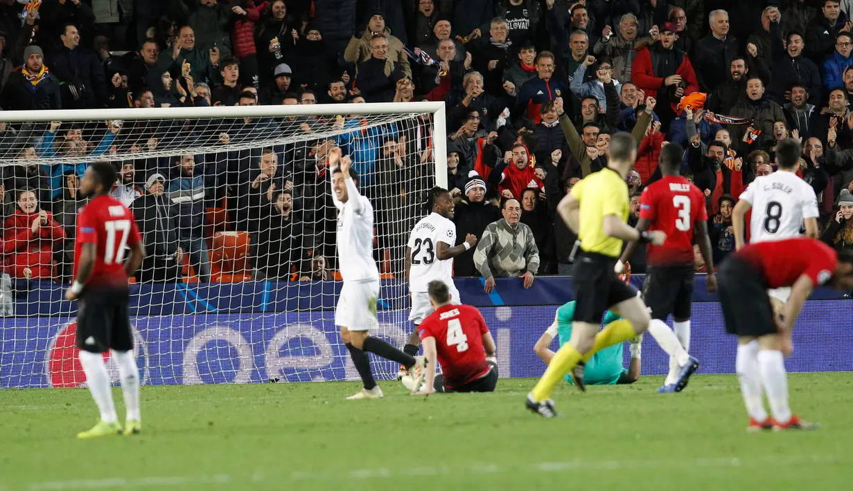 Para pemain Valencia merayakan gol Phil Jones ke gawang Manchester United (MU) saat bertanding pada babak penyisihan Grup H Liga Champions di Stadion Mestalla, Valencia, Spanyol, Rabu (12/12). Valencia menang 2-1 atas MU. (AP Photo/Alberto Saiz)