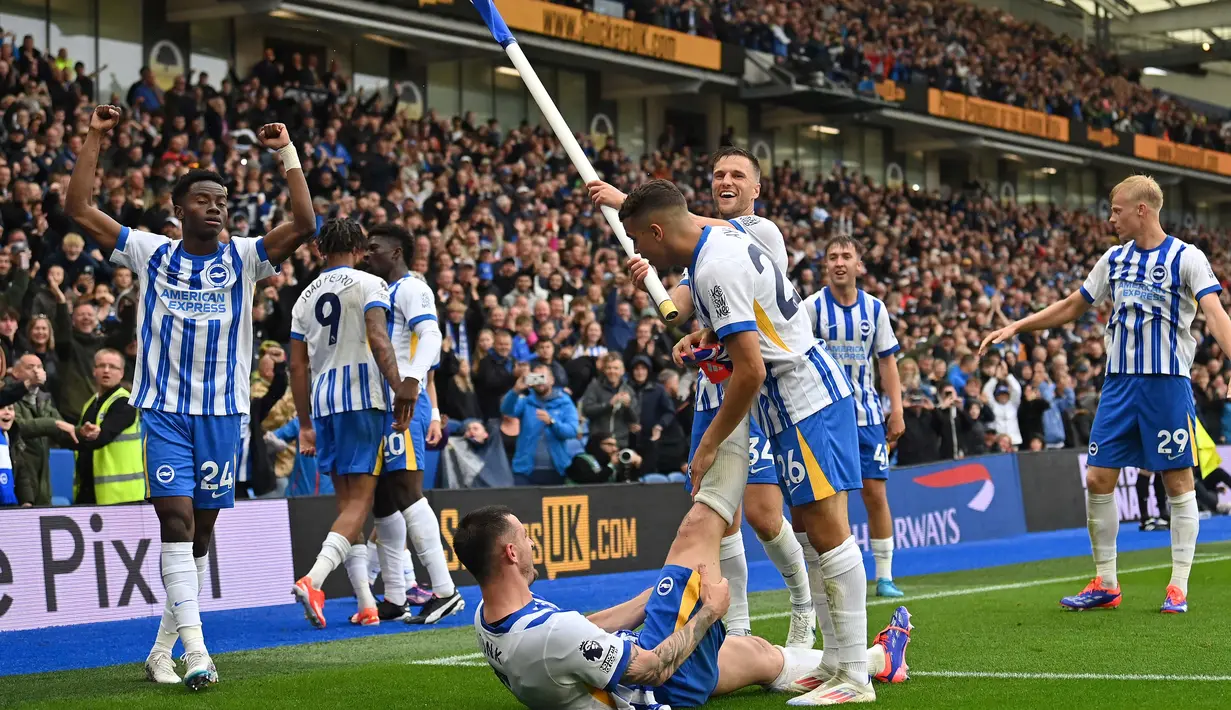 Para pemain Brighton & Hove Albion merayakan gol yang dicetak oleh Joao Pedro ke gawang Manchester United pada laga Liga Inggris di Stadion American Express, Sabtu (24/8/2024). (Gareth Fuller/PA via AP)