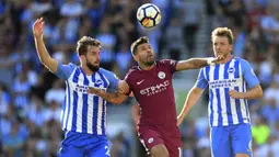 Striker Manchester City, Sergio Aguero, berusaha melewati hadangan pemain Brighton pada laga Premier League di Stadion American Express Community, Brighton, Sabtu (12/8/2017). Brighton kalah 0-2 dari Manchester City. (AP/Gareth Fuller)