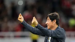 Pelatih Timnas Indonesia, Shin Tae-yong memberikan gestur 'finger hearth' ke arah para penonton setelah laga Grup F Kualifikasi Piala Dunia 2026 antara Timnas Indonesia Vs Vietnam di Stadion Utama Gelora Bung Karno (SUGBK), Senayan, Jakarta, Kamis (21/03/2024). (Bola.com/Bagaskara Lazuardi)