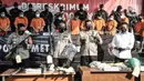 Kapolda Metro Jaya Irjen Pol Nana Sudjana (kedua kanan) menunjukkan barang bukti saat konferensi pers kasus pembunuhan pengusaha pelayaran Sugianto (51), Mapolda Metro Jaya, Jakarta, Senin (24/8/2020). Polisi membekuk 12 tersangka dalam kasus pembunuhan berencana ini. (merdeka.com/Iqbal S. Nugroho)