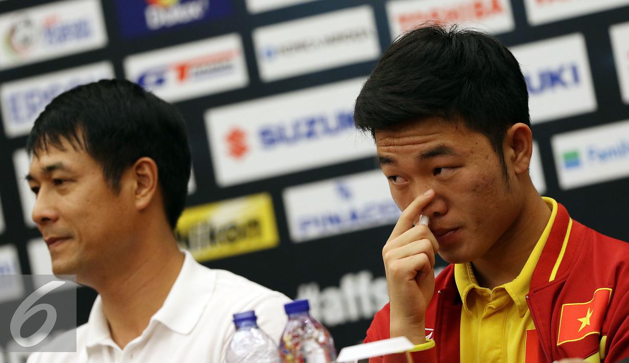 Pemain Timnas Vietnam, Luong Xuan Truong (kanan) memberi keterangan jelang laga semifinal leg pertama Piala AFF 2016 melawan Indonesia di Bogor, Jumat (2/12). Laga kedua tim akan digelar Stadion Pakansari, Sabtu (3/12). (Liputan6.com/Helmi Fithriansyah)