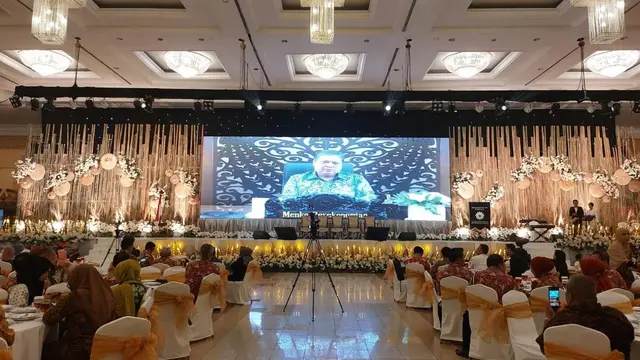 Menteri Koordinator Bidang Perekonomian Airlangga Hartarto memberikan sambutan secara virtual pada acara Rapat Kerja Nasional Perkumpulan Penggilingan Padi dan Pengusaha Beras Indonesia (PERPADI), Selasa (24/10/2023). (Dok Kemenko Perekonomian)