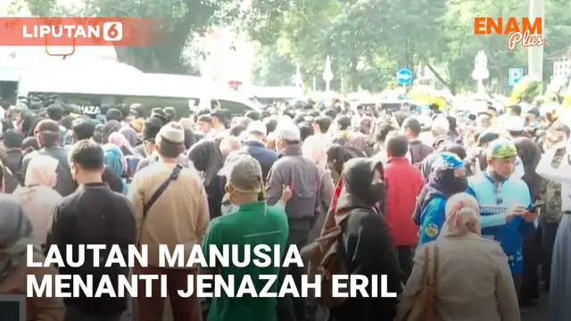Lautan Manusia tumpah ruah di depan Gedung Pakuan Bandung. Mereka adalah warga yang menanti jenazah Eril yang akan dimakamkan.
