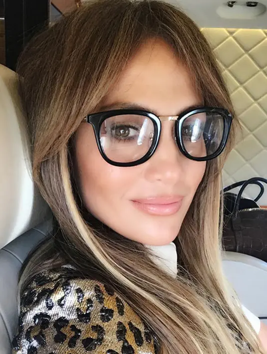 “Kami akan membantu Puerto Rico, sama seperti kami membantu Texas, Florida, dan bagian negara lain. Kami akan membantu yang membutuhkan pertolongan," ujar Andrew. (Instagram/Jlo)