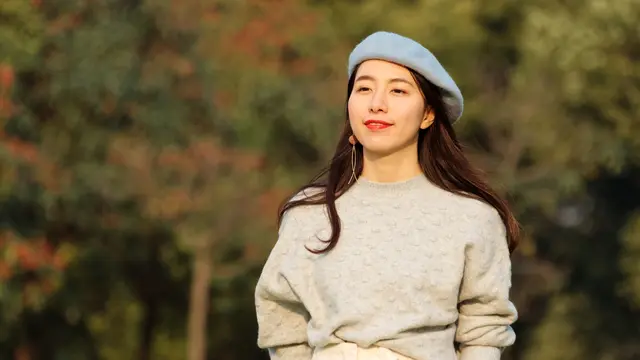 tersenyum bahagia tenang kalem mandiri