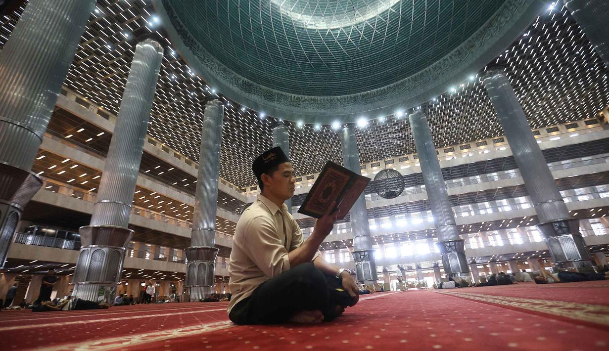 Umat Muslim membaca Al-Quran atau tadarus saat menjalani hari pertama Ramadan 1447 Hijriah di Masjid Istiqlal, Jakarta, Kamis (19/2/2026). (Kapanlagi.com/Budy Santoso)