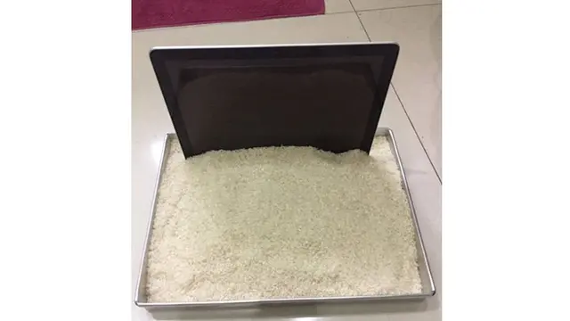 6 Momen Apes Laptop Ketumpahan Makanan Ini Bikin Nyesek