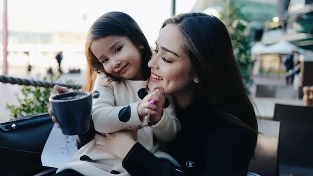 Hamil Anak Kedua, Ini 6 Potret Manis Yasmine Wildblood dengan Putri Pertamanya