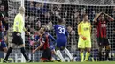 Gelandang Chelsea, Eden Hazard, membobol gawang Bournemouth pada laga Piala Liga Inggris di Stadion Stamford Bridge, Kamis (20/12). Chelsea menang 1-0 atas Bournemouth. (AP/Alastair Grant)