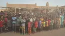 Para pemuda menghadiri perayaan Idul Fitri, hari raya umat Islam yang menandai akhir Ramadhan, di Agadez, Niger utara, pada 21 April 2023. (AFP/Michele Cattani)