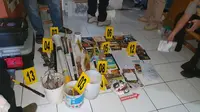 Sejumlah barang bukti hasil penggeledahan terduga teroris di Cirebon diamankan polisi dan tim Densus 88. Foto (Istimewa)