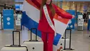 Sedangkan, Miss Belanda Kollé mengenakan setelan warna merah. Dari blazer dan celananya, dipadukan heels berpita. [@rikkievaleriekolle]