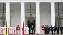 Presiden Joko Widodo (tengah kanan) bersama Pemimpin Takhta Suci Vatikan Sri Paus Fransiskus (kelima kanan) mengikuti upacara penyambutan kunjungan kenegaraan Paus di Istana Merdeka, Jakarta, Rabu (4/9/2024).  (Tiziana FABI / AFP)