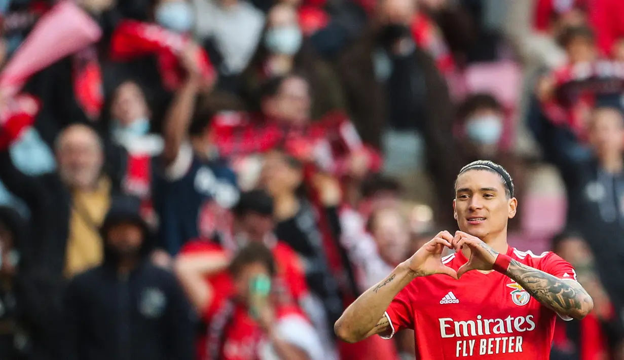 Liverpool berhasil memenangkan perburuan Darwin Nunez pada bursa transfer musim panas ini. Penyerang asal Uruguay tersebut direkrut dari Benfica. Liverpool merekrut dengan nilai transfer 85 juta poundsterling atau setara Rp1,5 triliun. Pembelian Nunez ini memecahkan rekor transfer The Reds. (AFP/Carlos Costa)