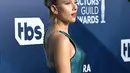 Aktris Scarlett Johansson berpose saat menghadiri SAG Awards 2020 di Shrine Auditorium & Expo Hall di Los Angeles (19/1/2020). Di acara ini, wanita yang biasa dipanggil Scar-Jo  memakai 11 tindikan yang melekat ditubuhnya. (Jon Kopaloff/Getty Images/AFP)