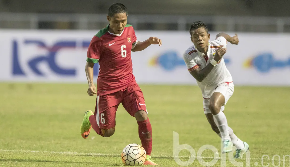 Pemain Timnas U-22 Indonesia, Evan Dimas berusaha melewati hadangan pemain Myanmar pada laga uji coba di Stadion Pakansari, Selasa (21/3/2017). Indonesia kalah 1-3 dari Myanmar. (Bola.com/Vitalis Yogi Trisna)