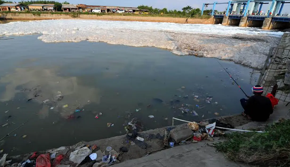 Selain buih limbah, sampah pun tampak mulai berserakan di bibir dan pinggiran waduk (Liputan6.com/Johan Tallo)