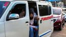 Ada pula yang tidur di dalam mobil dengan kondisi matahari terik. (Liputan6.com/Angga Yuniar)