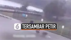 Sebuah video CCTV memperlihatkan detik-detik seorang pria saat sedang berjalan bersama ketiga anjingnya tersambar petir. Pria itu langsung jatuh dan pingsan. Beruntung petugas setempat berhasil menyelamatkannya segera.
