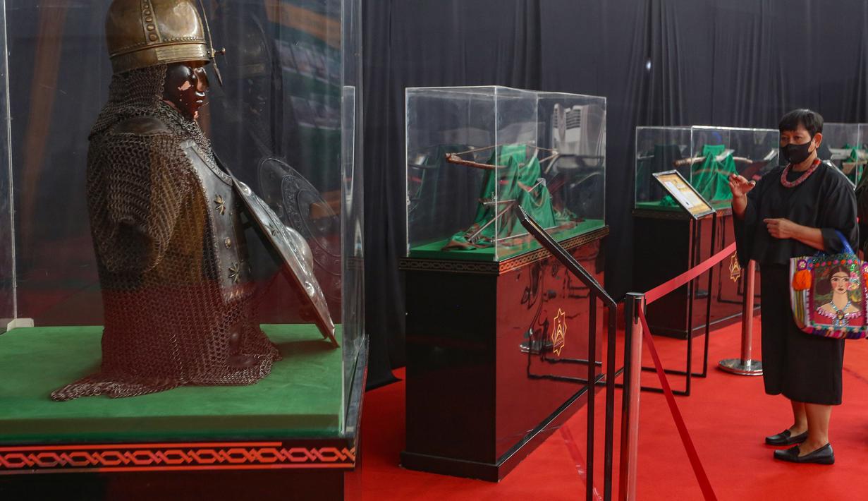 Dalam rangka memeriahkan Ramadan 1447 Hijriah, Pemerintah Kabupaten Bogor, Jawa Barat, menghadirkan pameran artefak Nabi Muhammad SAW dan para sahabat serta keluarga di gedung Laga Satria, Pakansari, Cibinong, Kabupaten Bogor, Jawa Barat. Tampak dalam foto, pengunjung mengamati artefak Nabi Muhammad SAW dan para sahabat serta keluarga saat pameran di gedung Laga Satria, Pakansari, Cibinong, Kabupaten Bogor, Jawa Barat, Jumat (20/2/2026). (merdeka.com/Arie Basuki)