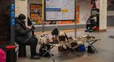 Warga berlindung di stasiun metro selama serangan pesawat tak berawak dan rudal Rusia di Kyiv, Ukraina, pada 9 Januari 2026 pagi hari waktu setempat, di tengah invasi Rusia ke Ukraina. Stasiun metro bawah tanah di Kyiv menjadi solusi utama para warga setempat untuk berlindung dari serangan drone dan rudal Rusia. (Serhii Okunev/AFP)