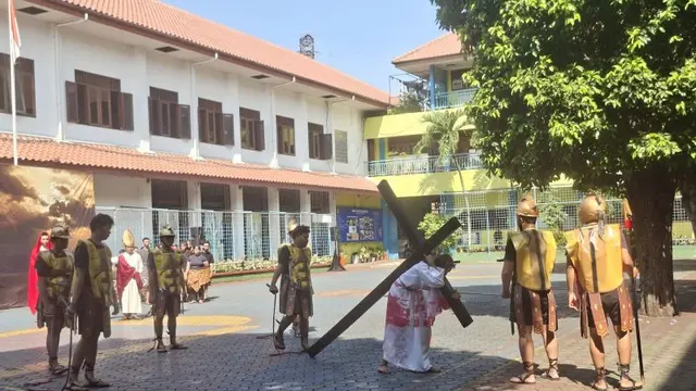 Visualisasi Jalan Salib di Gereja Katolik Paroki Robertus Bellarminus, Cililitan, Jakarta Timur, Jumat (3/4/2026). (Antara)