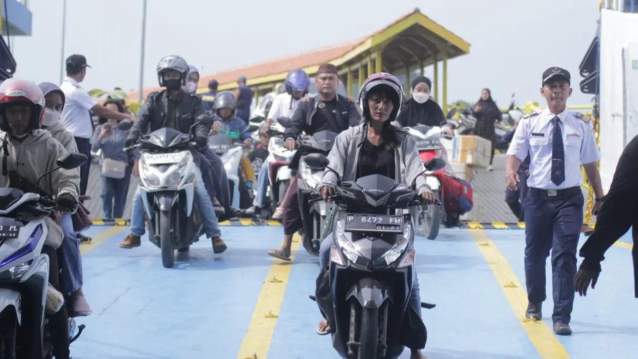 Aktivitas bongkar muat di Pelabuhan Jangkar Situbondo (Hermawan Arifianto/Liputan6.com)