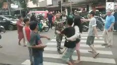 Seorang anggota TNI Angkatan Laut dikeroyok sejumlah juru parkir di kawasan Ciracas. Cekcok bermula saat anggota TNI menegur seorang juru parkir.