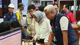 Plt Direktur Utama PLN Sripeni Inten Cahyani melakukan sidak memastikan pasokan listrik saat pelantikan Jokowi-Ma'ruf Amin di PLN UPB Cawang, Jakarta, Minggu (20/10/2019).  PLN menambah pasokan cadangan dan memastikan semua sumber suplay listrik dalam posisi yang aman dan siap. (Dok. PLN)