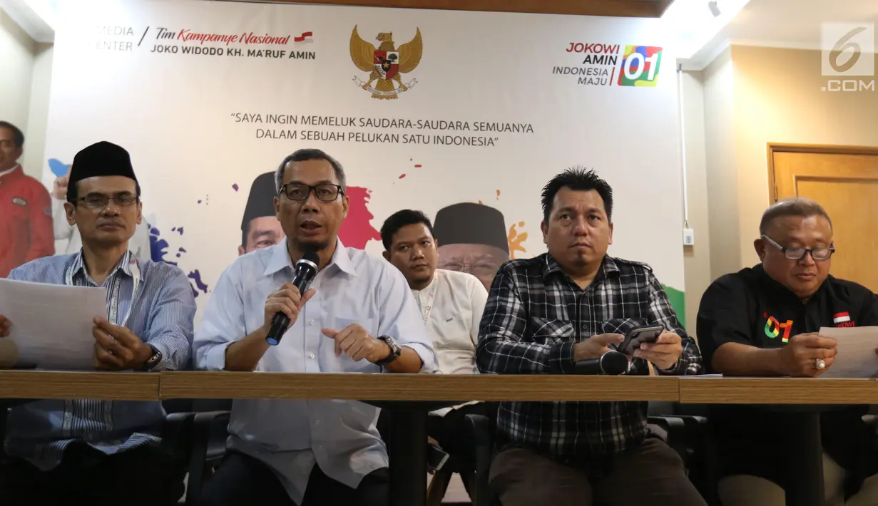 Direktur Komunikasi Politik TKN Jokowi-Ma’ruf, Usman Kansong (kedua kiri) memberi keterangan pers di Jakarta, Selasa (25/6/2019). Siaran Pers tersebut juga menanggapi klaim BPN soal pembuktian saksi-saksi 02 di persidangan sengketa Pilpres 2019. (Liputan6.com/Angga Yuniar)