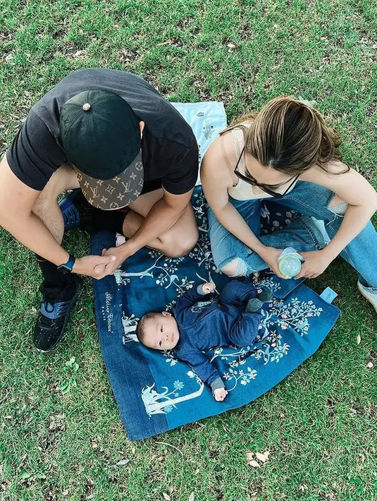 <p>Bahkan Nikita Willy memilih untuk tak menggunakan jasa babysitter. Ketika di Amerika, ia mengurus sendiri buah hatinya. [Foto: instagram.com/nikitawillyofficial94]</p>