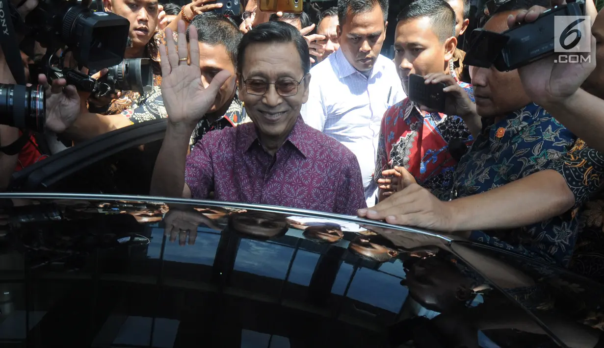 Wakil Presiden ke-11 Republik Indonesia, Boediono bersiap meninggalkan Gedung KPK setelah menjalani pemeriksaan, Jakarta, Kamis (15/11). Boediono menolak memberikan keterangan terkait pemeriksaannya kepada awak media. (Merdeka.com/Dwi Narwoko)