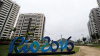 Sebuah tulisan besar "Rio 2016" terpampang di halaman apartemen di kawasan Olympic Village di Rio de Janeiro, Brasil (23/6). Brasil telah menyiapkan tempat penginapan mewah untuk para atlet selama mengikuti Olimpiade Brasil 2016. (REUTERS/Sergio Moraes)