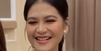 Untuk riasan wajah, Kahiyang tampil dengan riasan flawless mengenakan blush on pink dan lipstik pink glossy nya. Dengan riasan mata yang tidak terlalu bold. [Instagram/@adellejewellery]