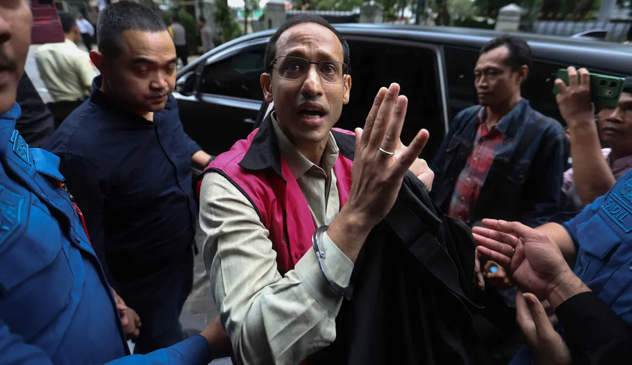 Mantan Menteri Pendidikan, Kebudayaan, Riset, dan Teknologi (Mendikbudristek), Nadiem Anwar Makarim saat meninggalkan gedung Pengadilan Tindak Pidana Korupsi (Tipikor) usai menghadiri sidang lanjutan terkait kasus dugaan korupsi pengadaan laptop berbasis Chromebook, Jakarta, Kamis (8/1/2026). Sidang lanjutan kasus dugaan korupsi pengadaan laptop berbasis Chromebook dengan terdakwa mantan Menteri Pendidikan, Kebudayaan, Riset, dan Teknologi (Mendikbudristek) Nadiem Makarim kembali digelar. (Kapanlagi.com/Budy Santoso)