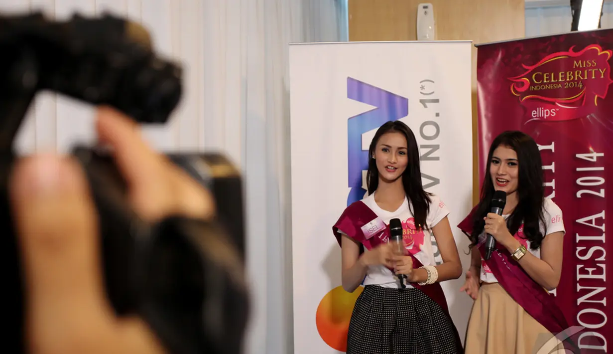 Finalis Micel 2014 mengasah kemampuannya menjadi seorang pembawa acara, Jakarta, Rabu (22/10/2014) (Liputan6.com/Faisal R Syam)