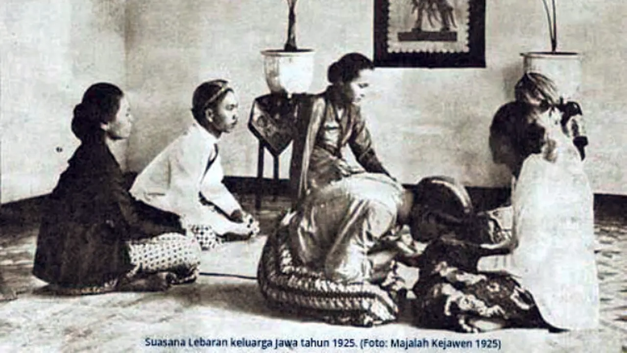 Indonesia tempo dulu sangat terlihat momen kebersamaannya. Belum ada smartphone, anak muda pada zaman tersebut larut dalam kegembiraan Lebaran bersama keluarga.